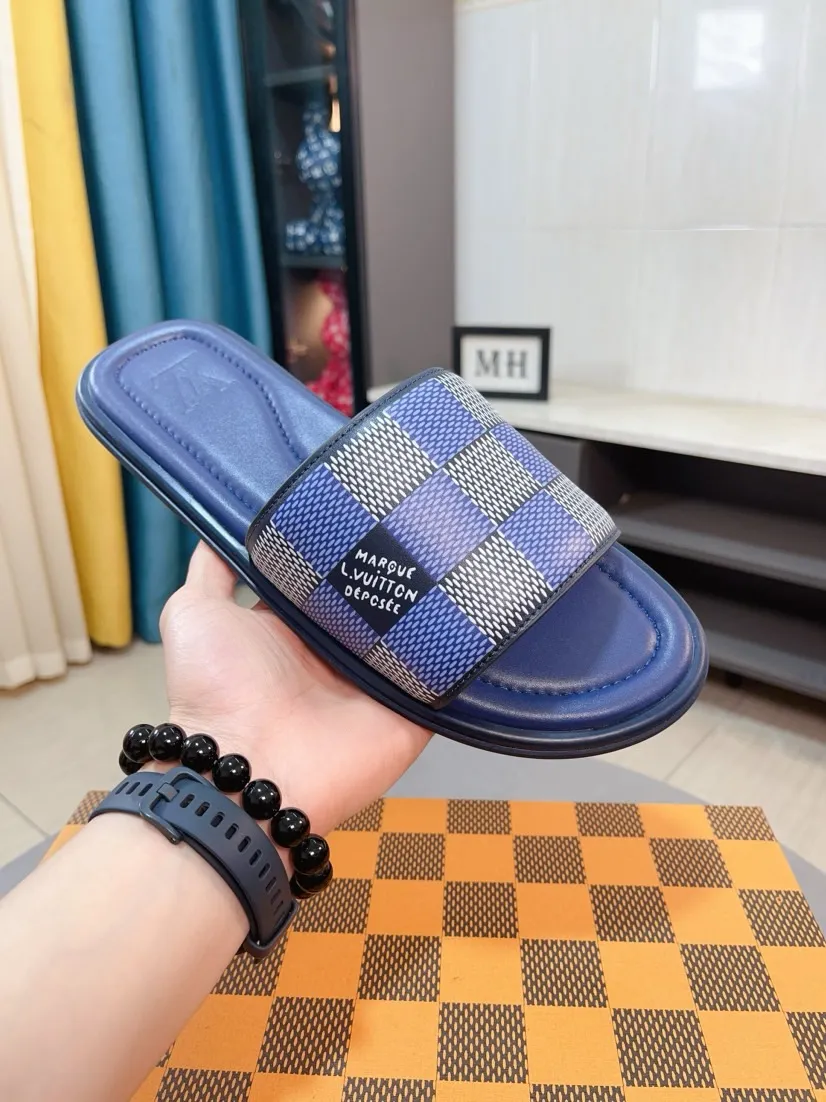 Men's shoes 💰340🌹🌹 (lv-Louis Vuitton) New men's slippers, high-end boutique, exquisite embossed logo decoration on the upper, fine workmanship, super soft soles, casual, loose and comfortable, a must-have in summer! \nsize：38-44
